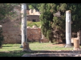 06513 ostia - regio iv - insula v - schola del traiano (iv,v,15) and domus (iv,v,16) - bli ri peristylium - in der mitte schmales wasserbecken - bli aus ri norden.jpg